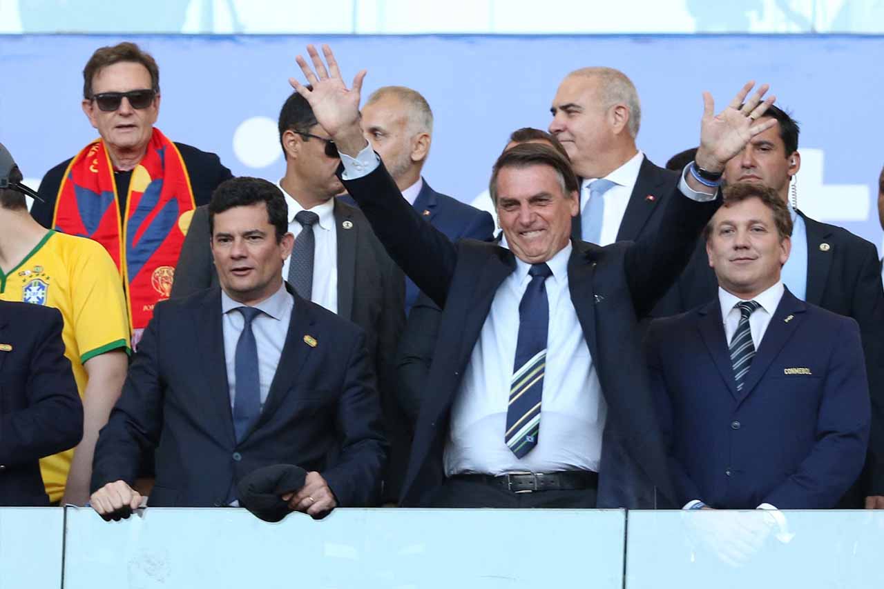 Bolsonaro é vaiado e Paulo Guedes abandona estádio &#8216;cuspindo fogo&#8217;