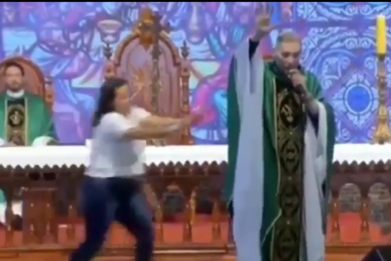 Padre Marcelo Rossi é empurrado durante missa