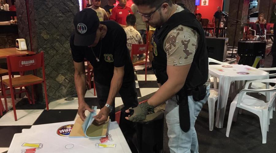 Bares da Praça do Caranguejo são alvos de operação de combate à poluição sonora