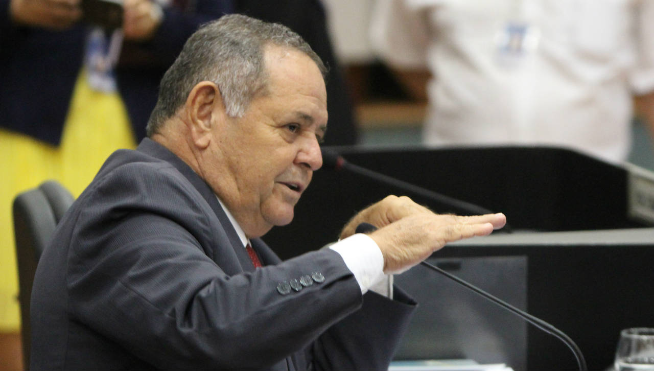 Justiça condena Gedeão Amorim por dispensa ilegal de licitação