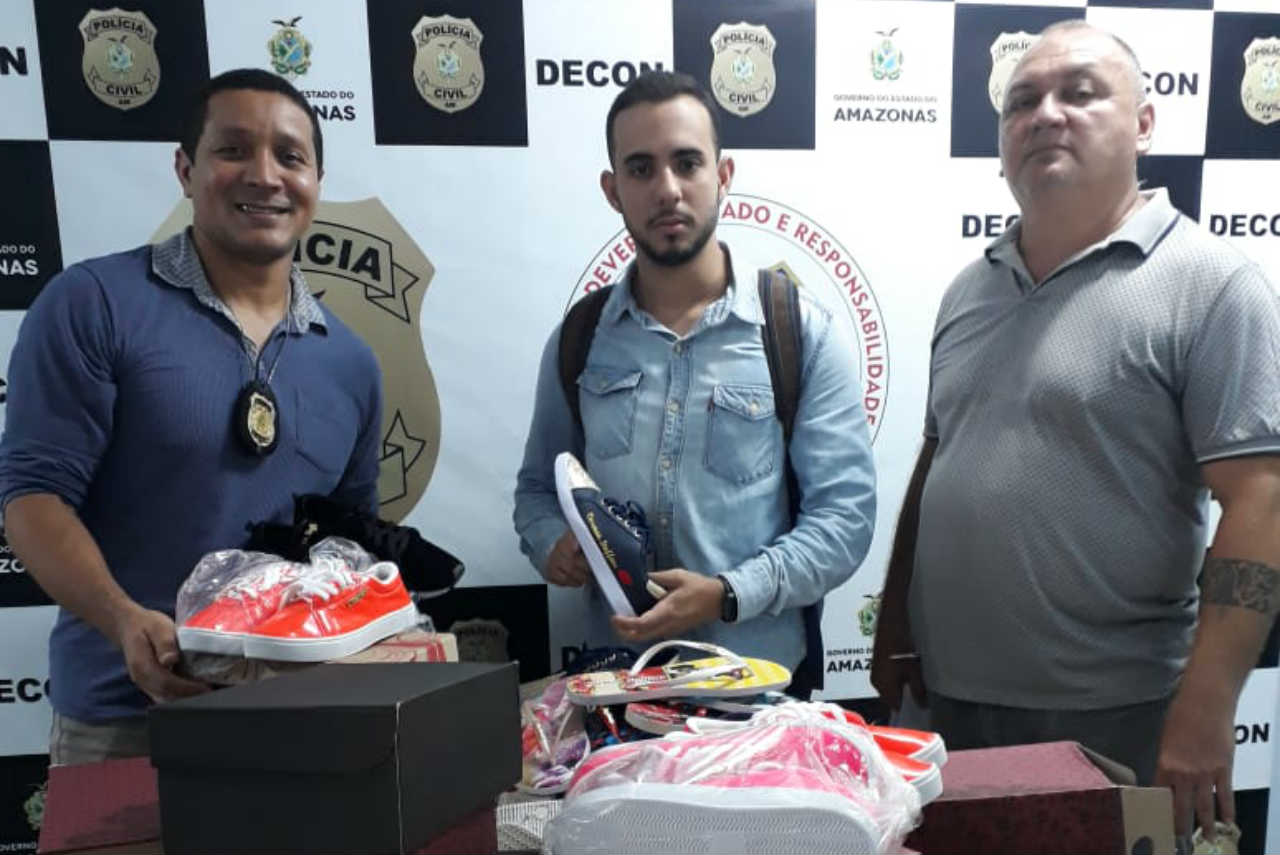Polícia apreende 44 pares de calçados falsificados em lojas do Centro de Manaus