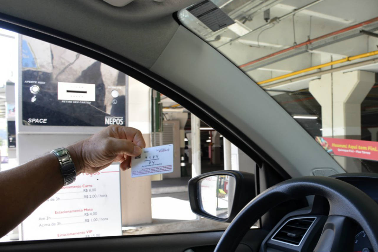 Estabelecimentos estão proibidos de cobrar pela perda do tíquete de estacionamento