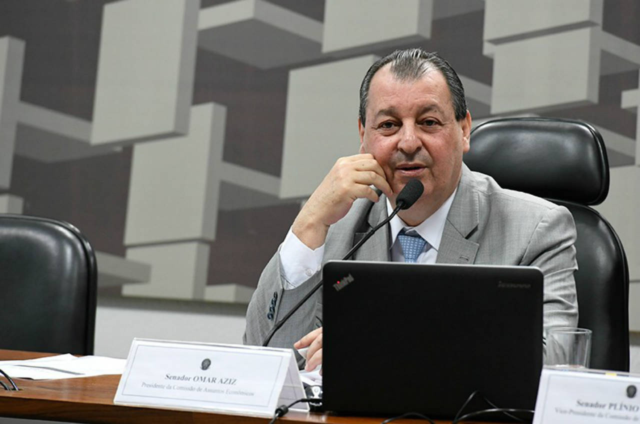 Omar diz que passividade de general Heleno é surpreendente