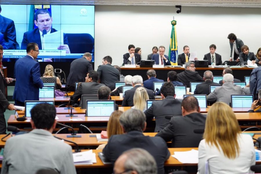 Votação da reforma da previdência é adiada após relator fazer ajustes no parecer
