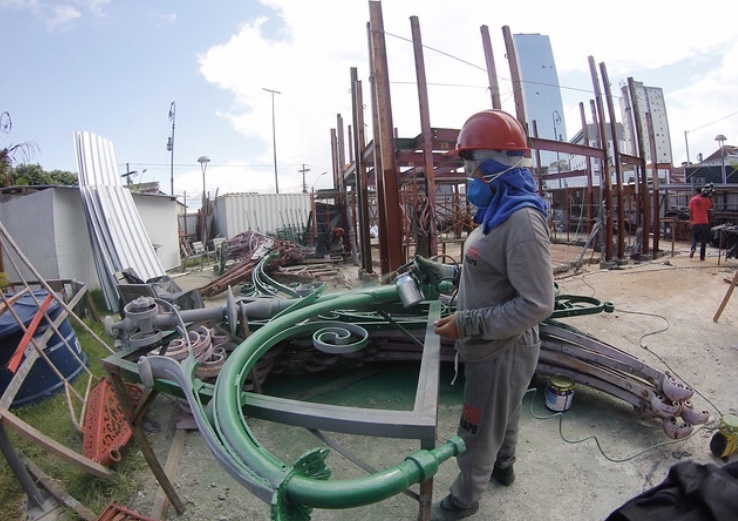 Pavilhão Universal começa a ser remontado na praça Adalberto Valle