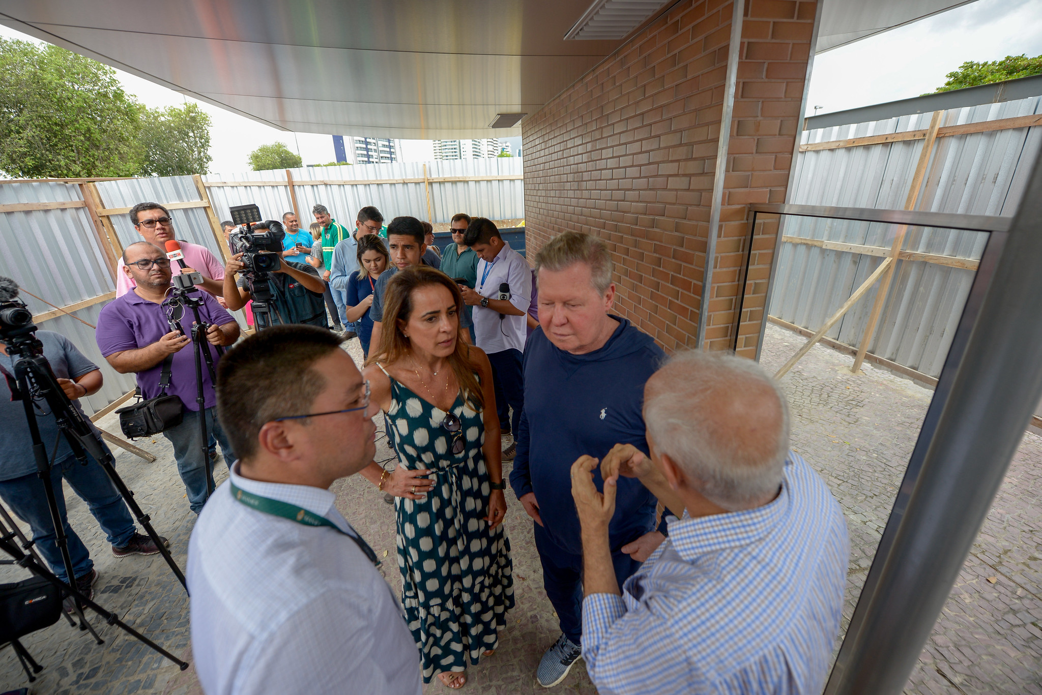 Prefeito fiscaliza obras da estação de embarque e desembarque de ônibus na Ponta Negra