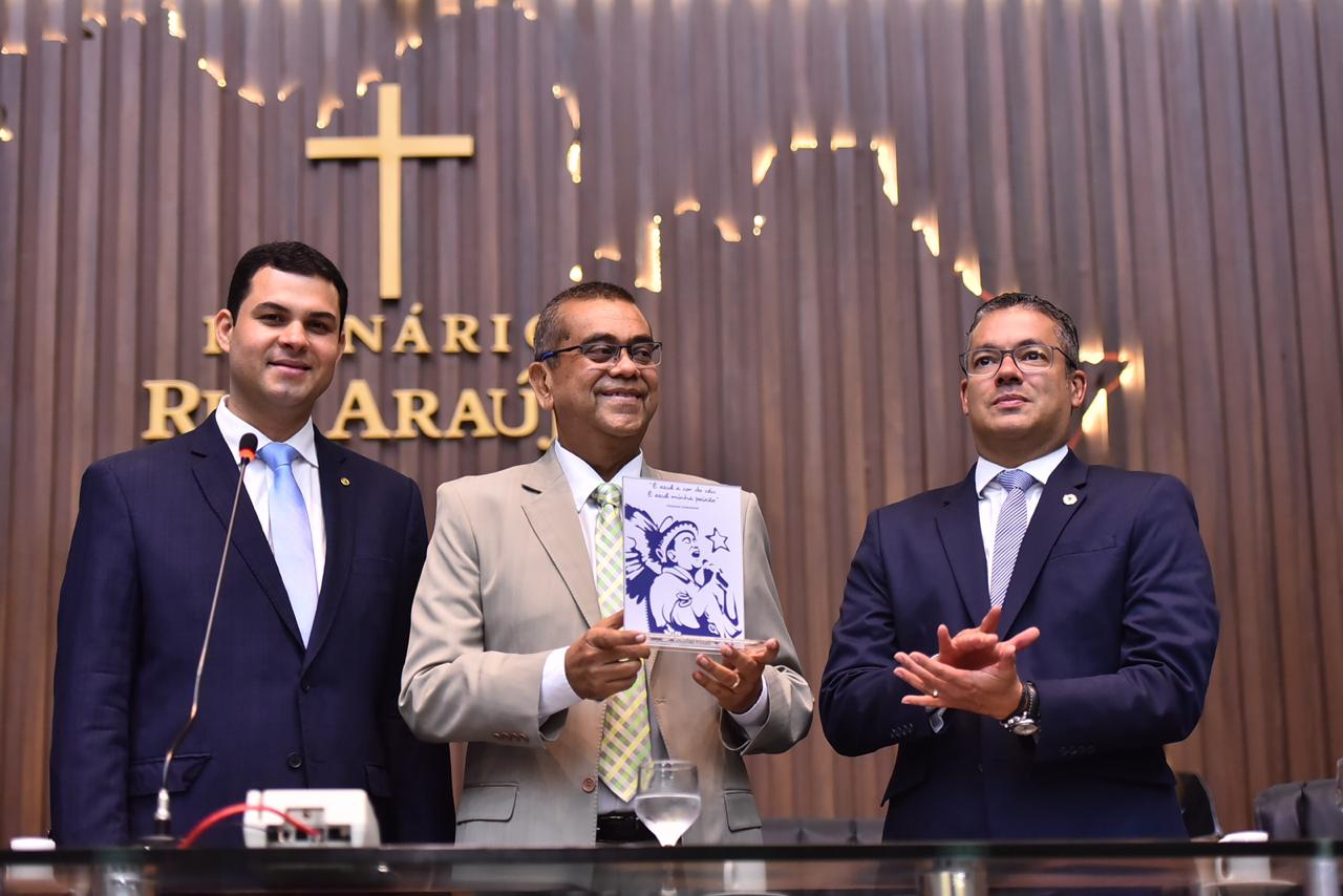 Arlindo Junior é homenageado durante Sessão na Aleam