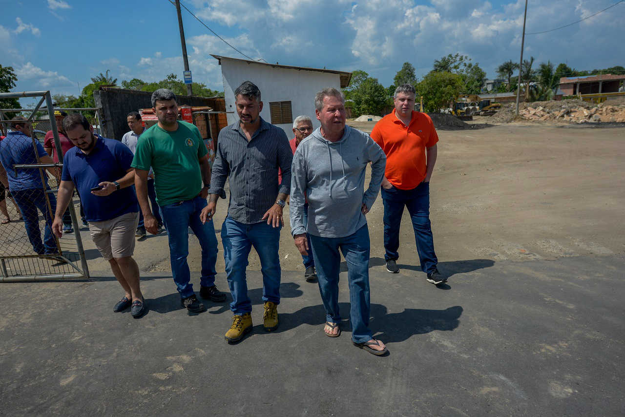 Arthur anuncia construção de escola e visita obras no Águas Claras