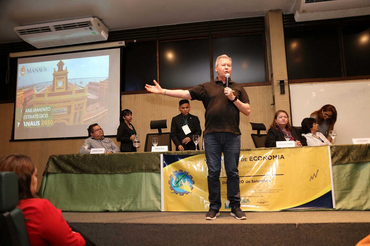 Arthur fala sobre Manaus 2030, zona franca e Amazônia em palestra na UEA