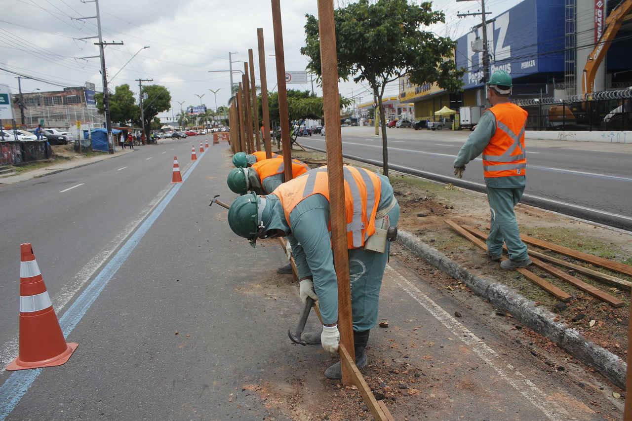 Obra do novo complexo viário do Manoa começa com instalação de tapumes