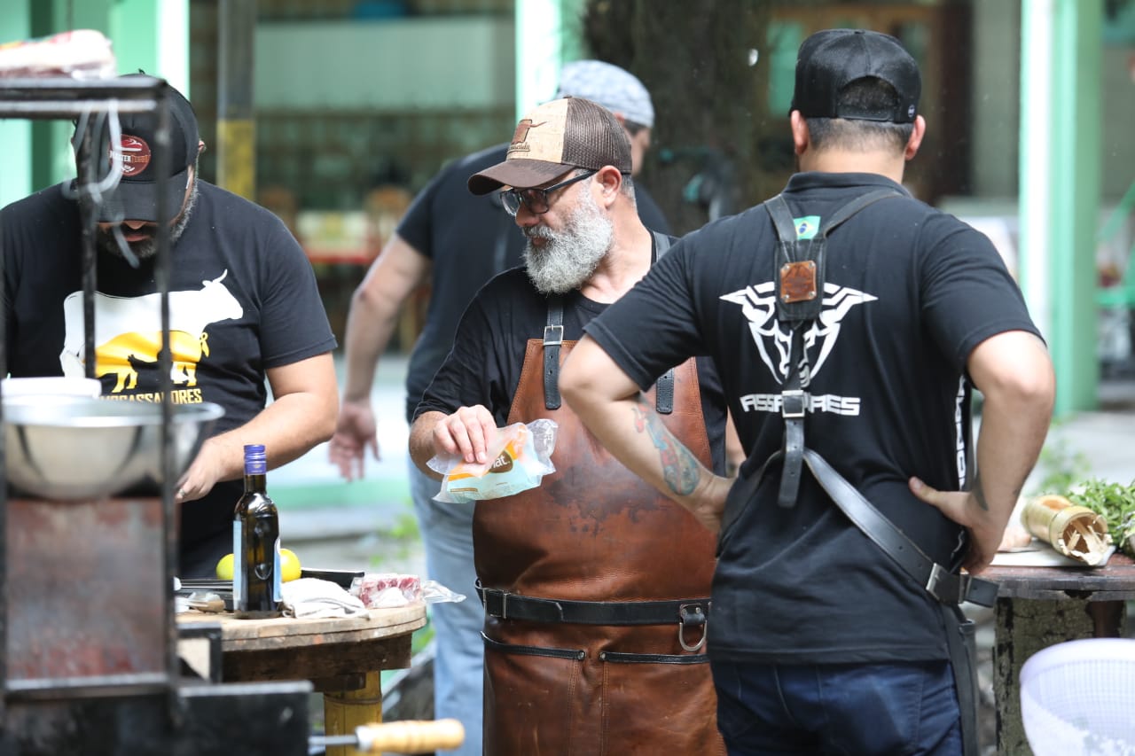 Assadores de renome realizam festival de churrasco em Manaus