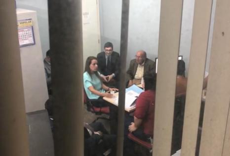 Primeira-dama presta depoimento e diz que quer caso elucidado