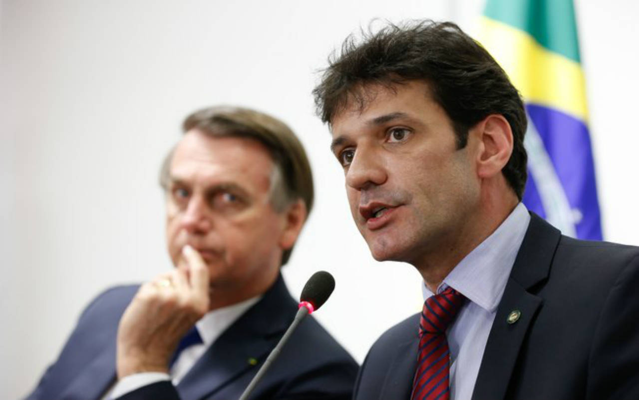 Ex-assessor e planilha ligam Bolsonaro e ministro a caixa dois