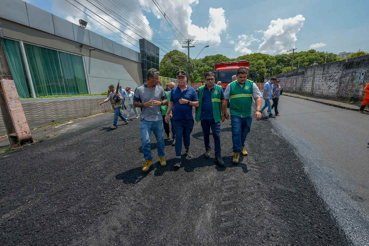 Arthur confirma maior programa de tapa-buracos já realizado em Manaus