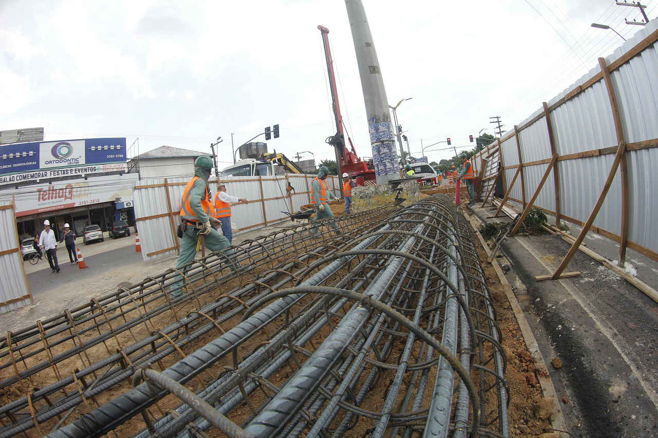 Obra do complexo viário do Manoa avança com instalação de pilares