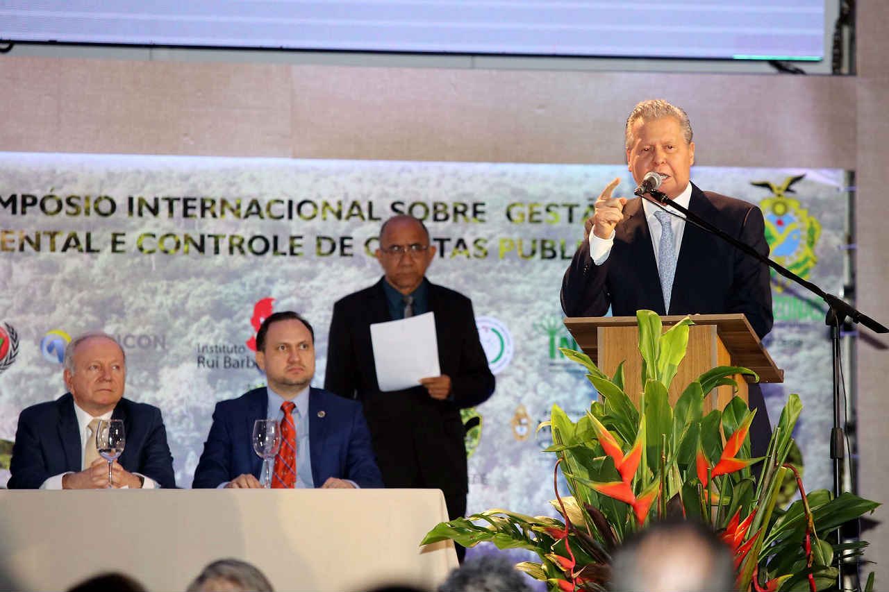 Arthur defende importância da Floresta Amazônica em simpósio do TCE-AM