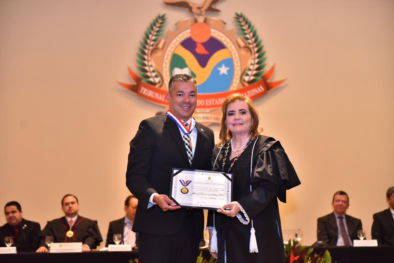 Josué Neto é homenageado no TCE por bom uso dos recursos públicos