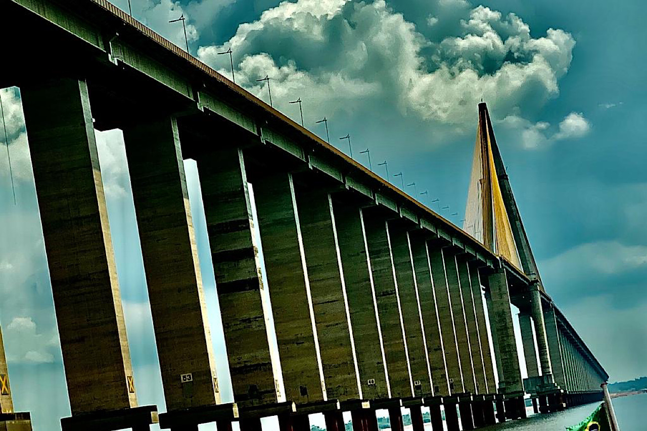 Amazonas Energia instala linha de transmissão sob Ponte Rio Negro