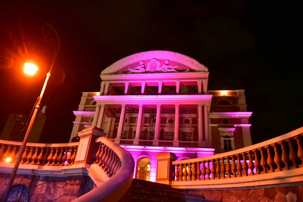 Teatro Amazonas é iluminado na abertura do Outubro Rosa