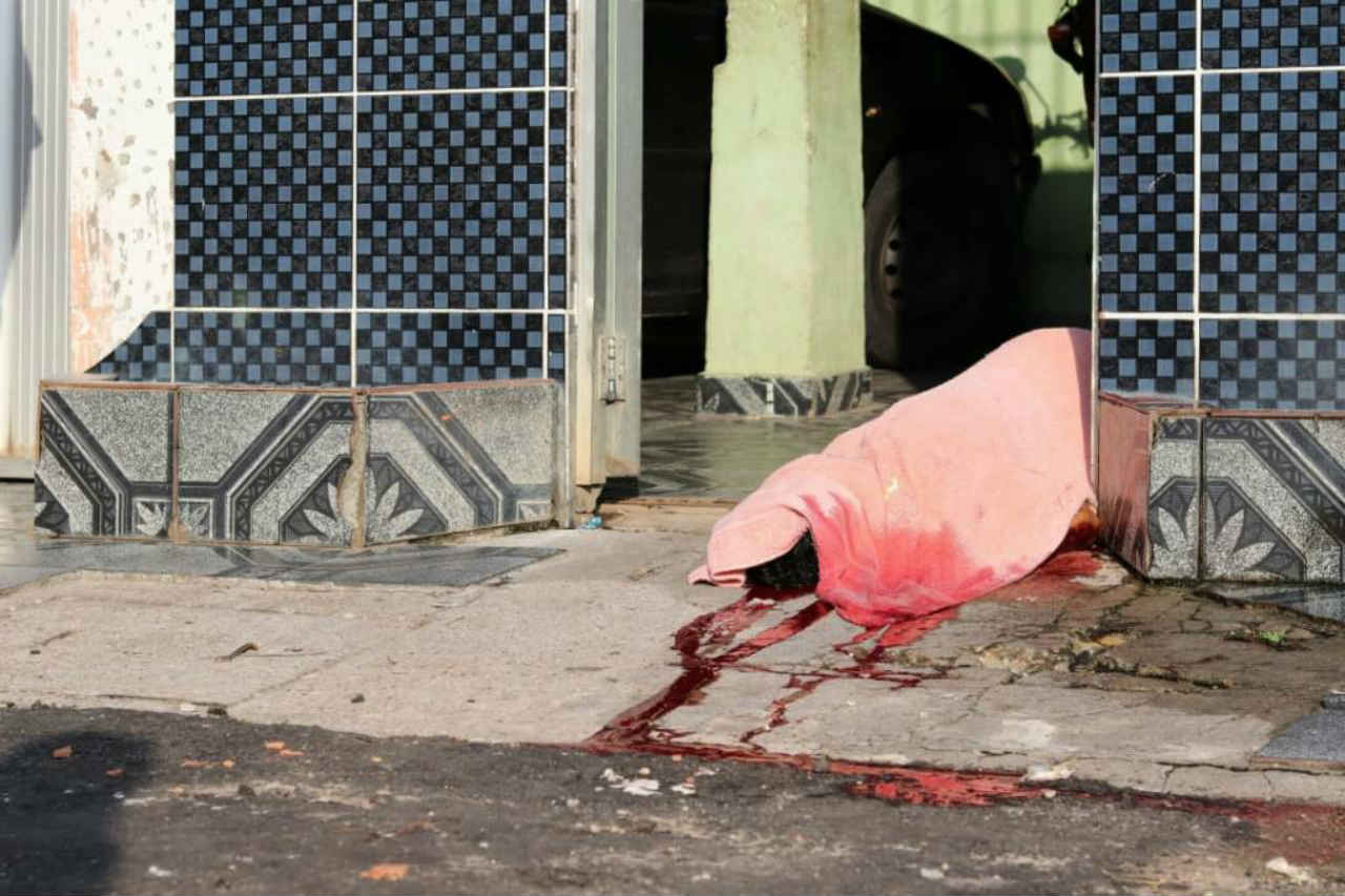 Casal é morto a tiros em residência no bairro Compensa