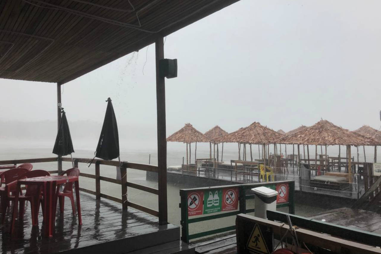Tempestade tropical varre  Rio Negro, causa tensão e frustra domingo de verão