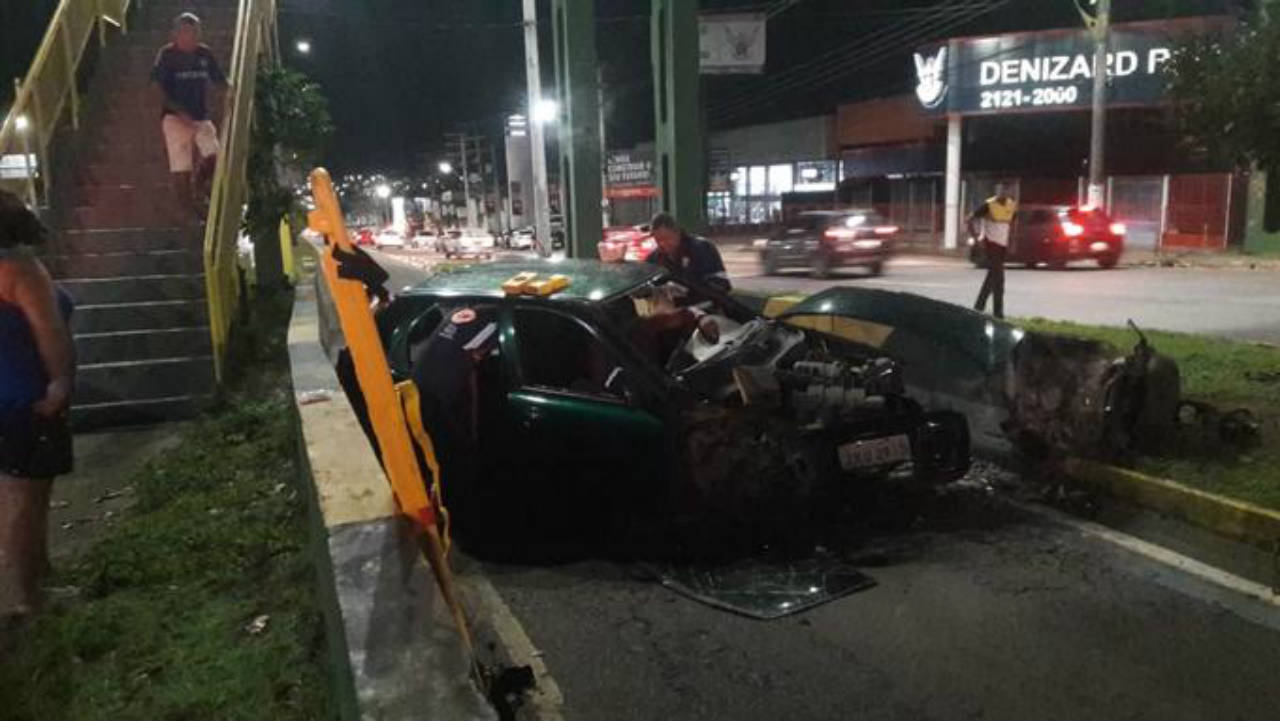 Colisão em passarela na Torquato Tapajós deixa vítimas presas em ferragens