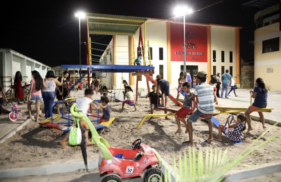 Moradores do Novo Aleixo ganham Praça das Águas revitalizada