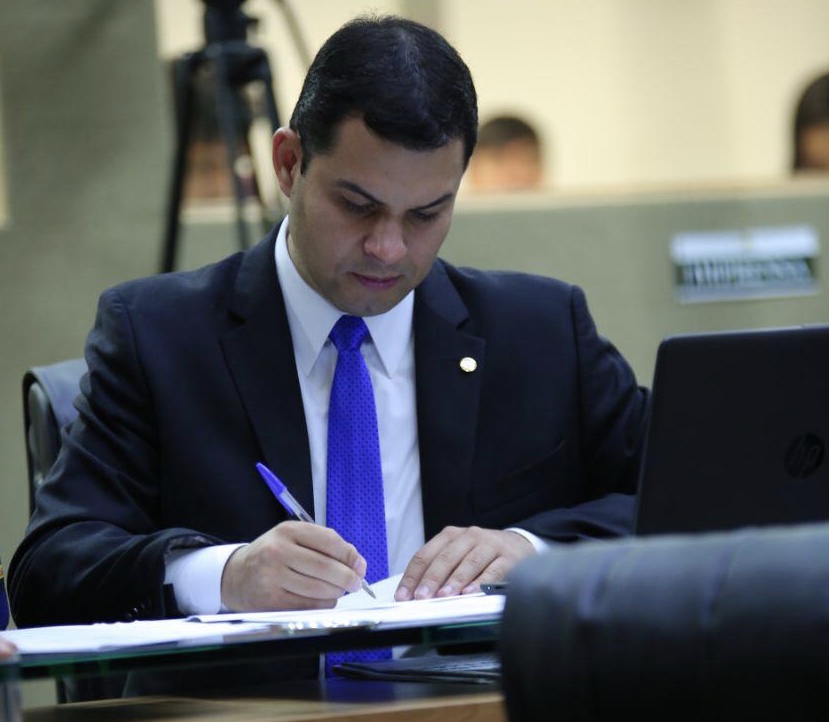 Saullo Vianna formaliza pedido para reativação do porto de Parintins