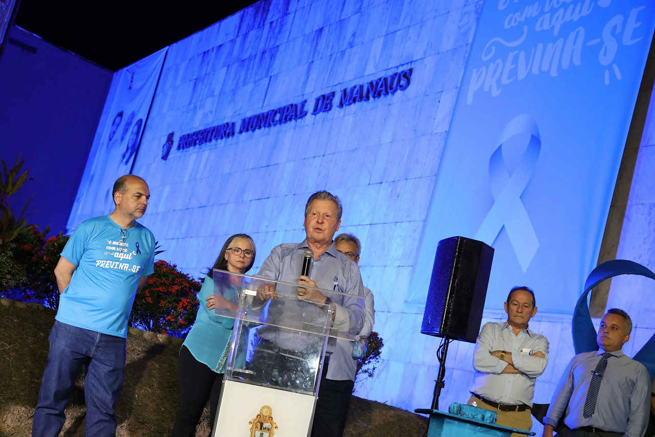 Prefeitura ganha iluminação especial em apoio ao Novembro Azul