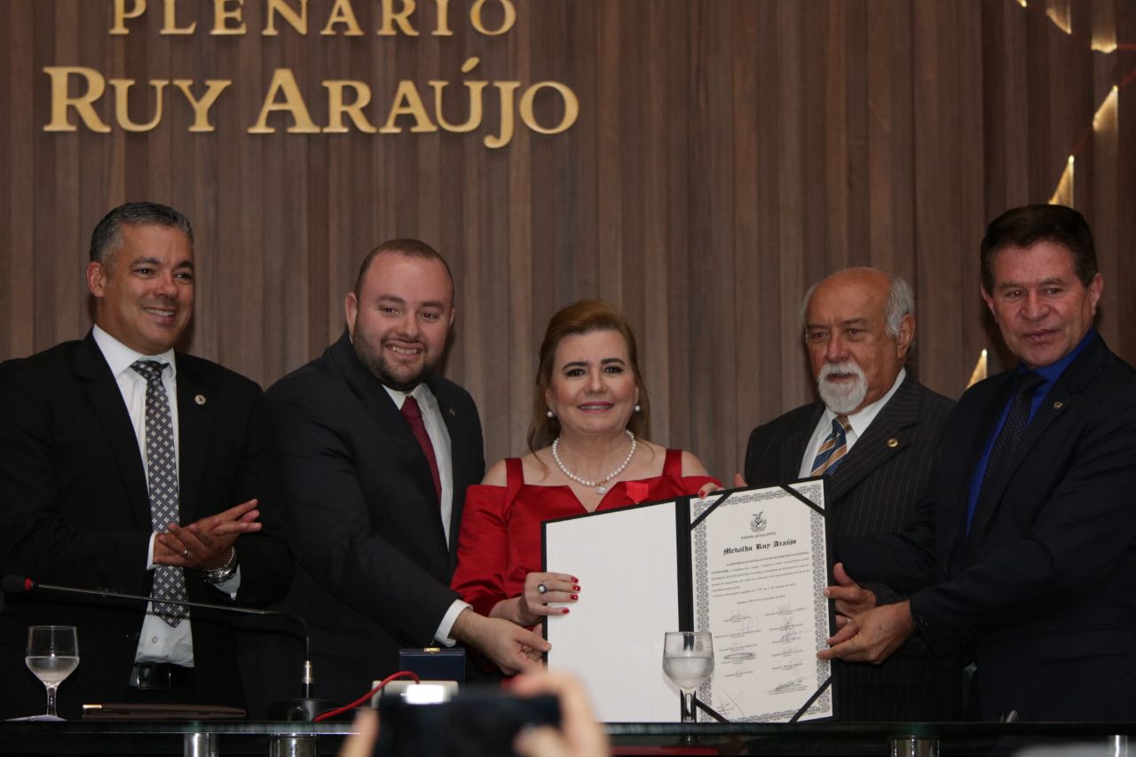 Presidente do TCE-AM recebe Medalha Ruy Araújo da ALE