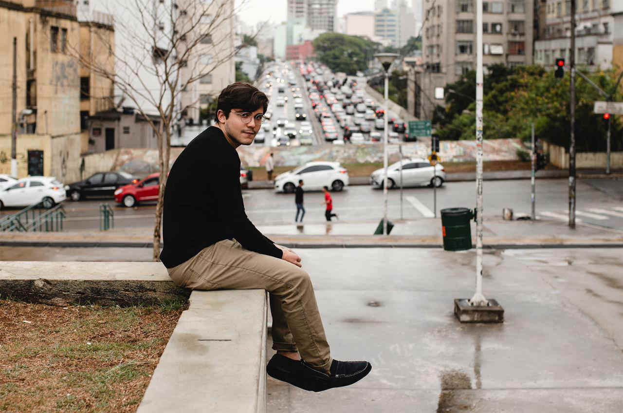 Cantor e compositor Santaella lança novo single nesta sexta-feira