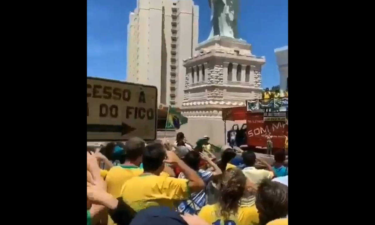 Manifestantes contra STF batem continência para estátua da Havan