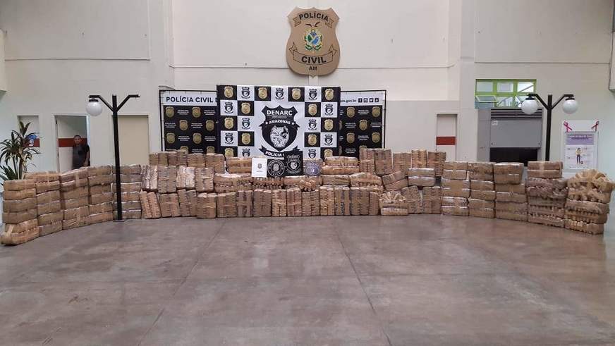 Polícia apreende 1,7 toneladas de drogas dentro de barco em Manacapuru