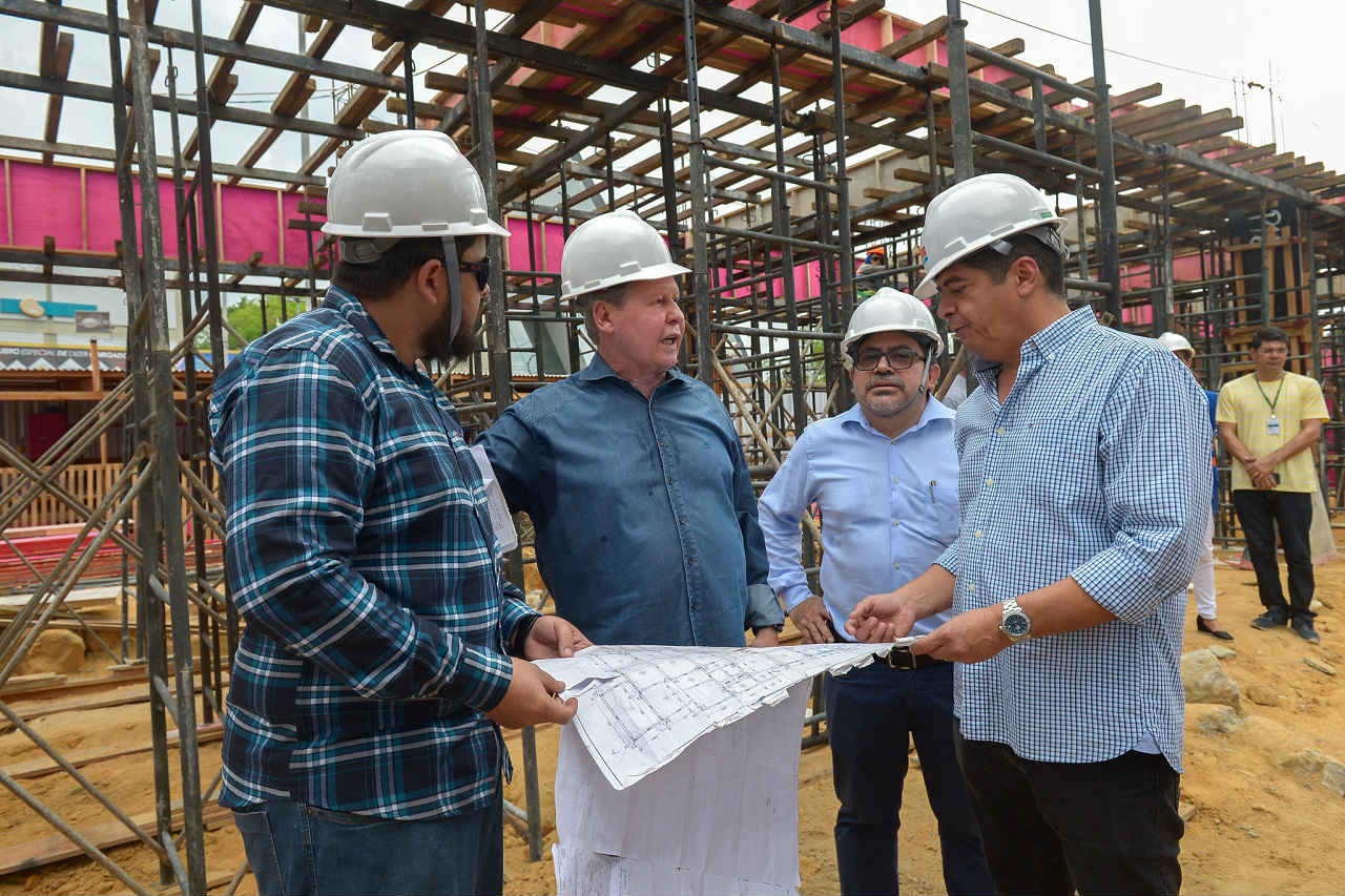 Arthur Virgílio visita obra do Centro de Controle da Cidade