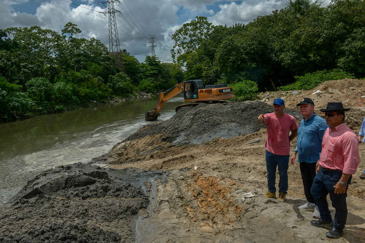 Arthur vistoria trabalho preventivo de dragagem no igarapé do Mindu
