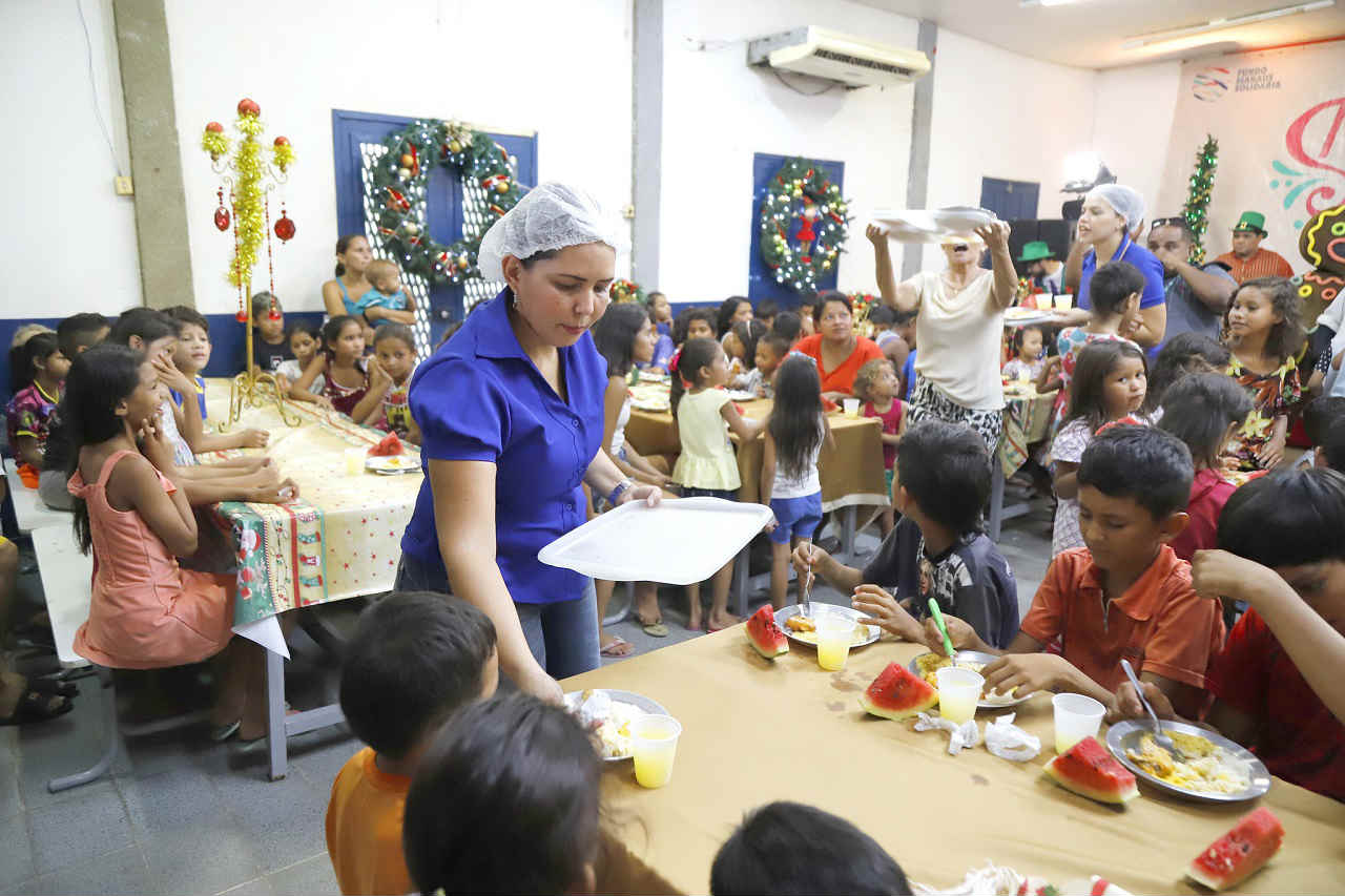 Almoço Solidário atende mais de 400 pessoas na Colônia Antônio Aleixo