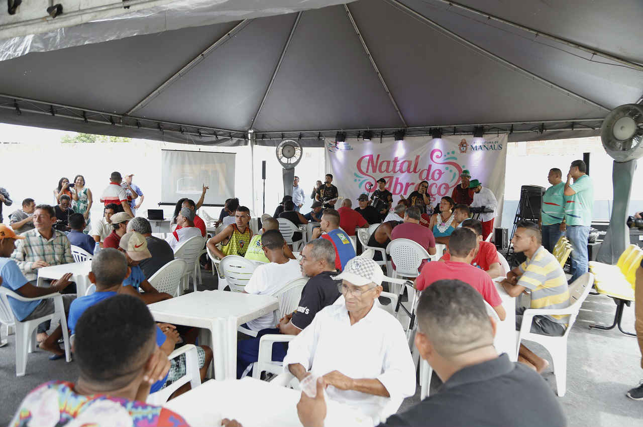 Pessoas em situação de rua participam do projeto Almoço Solidário