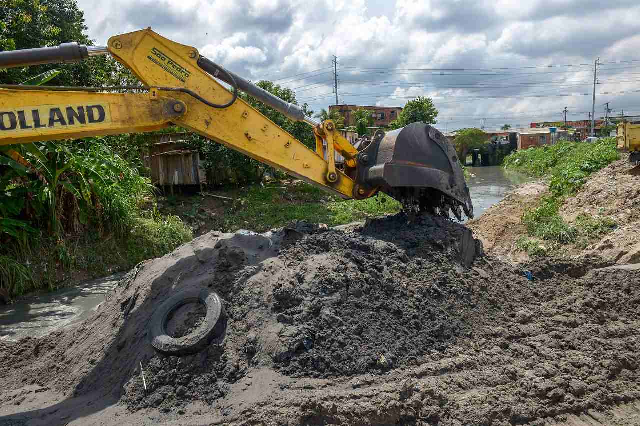 Mais de 4 quilômetros do igarapé do Mindu começam a receber trabalho de dragagem