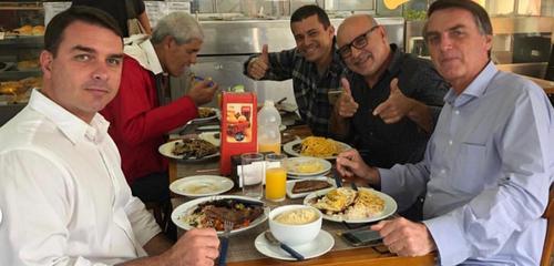 MP implode esquema da rachadinha e faz buscas em endereços de ex-assessores de Flávio e parentes de Bolsonaro