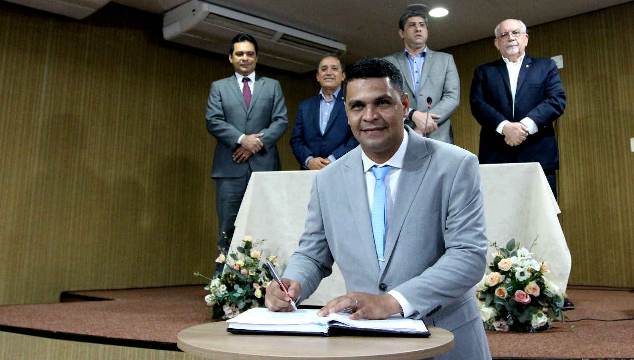 Vereador que teve 700 votos assume vaga na CMM