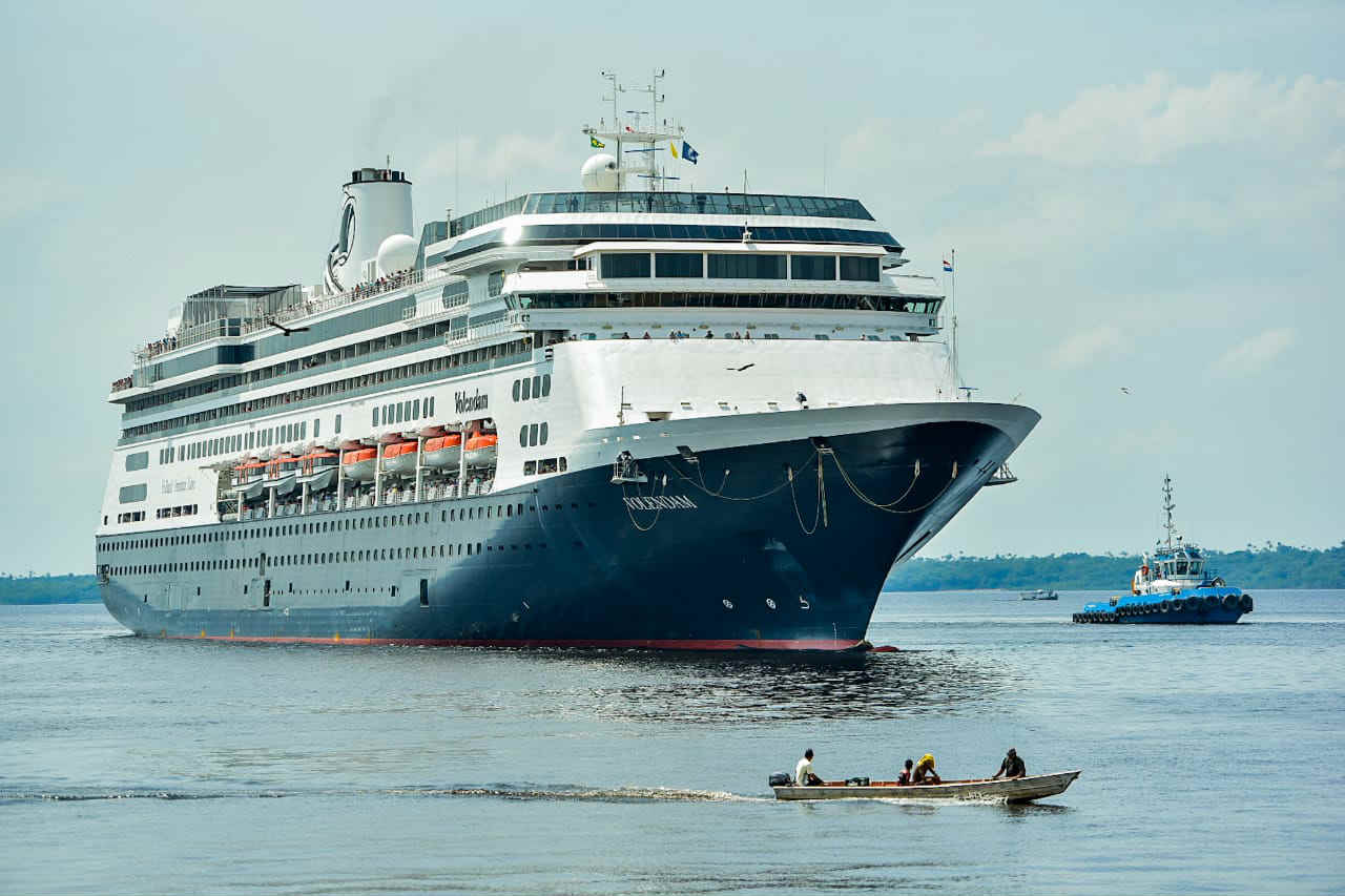 M/S Volendam atraca em Manaus com mais de mil americanos