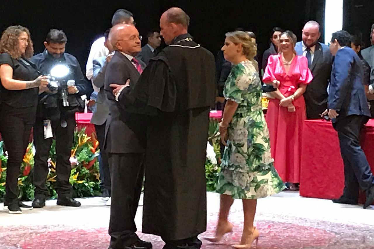 Ex-governador José Melo aparece de surpresa em solenidade do TCE-AM