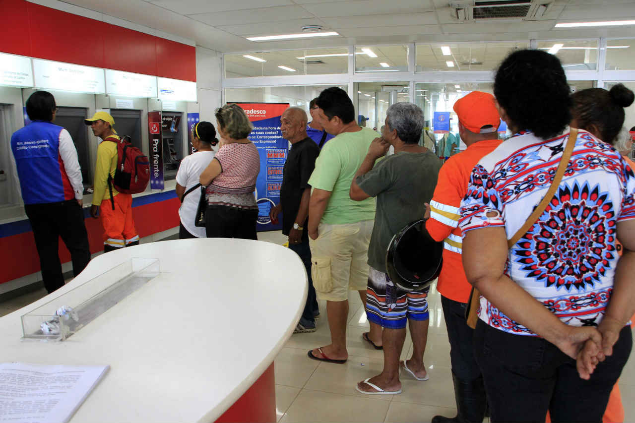 Bancos funcionam hoje e fecham nesta terça-feira e no dia 1º