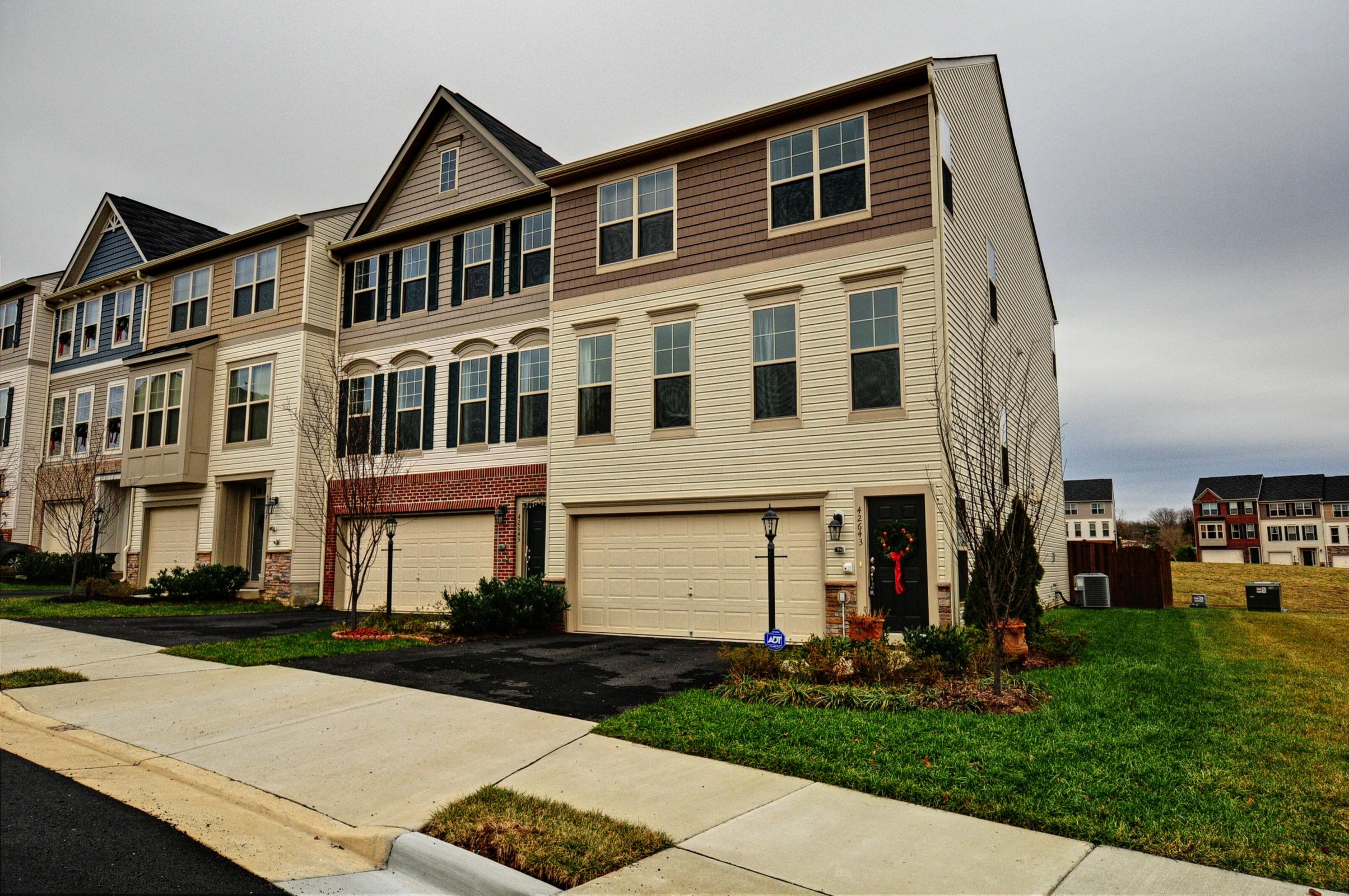 42643 Chisholm Drive Broadlands, VA 20148