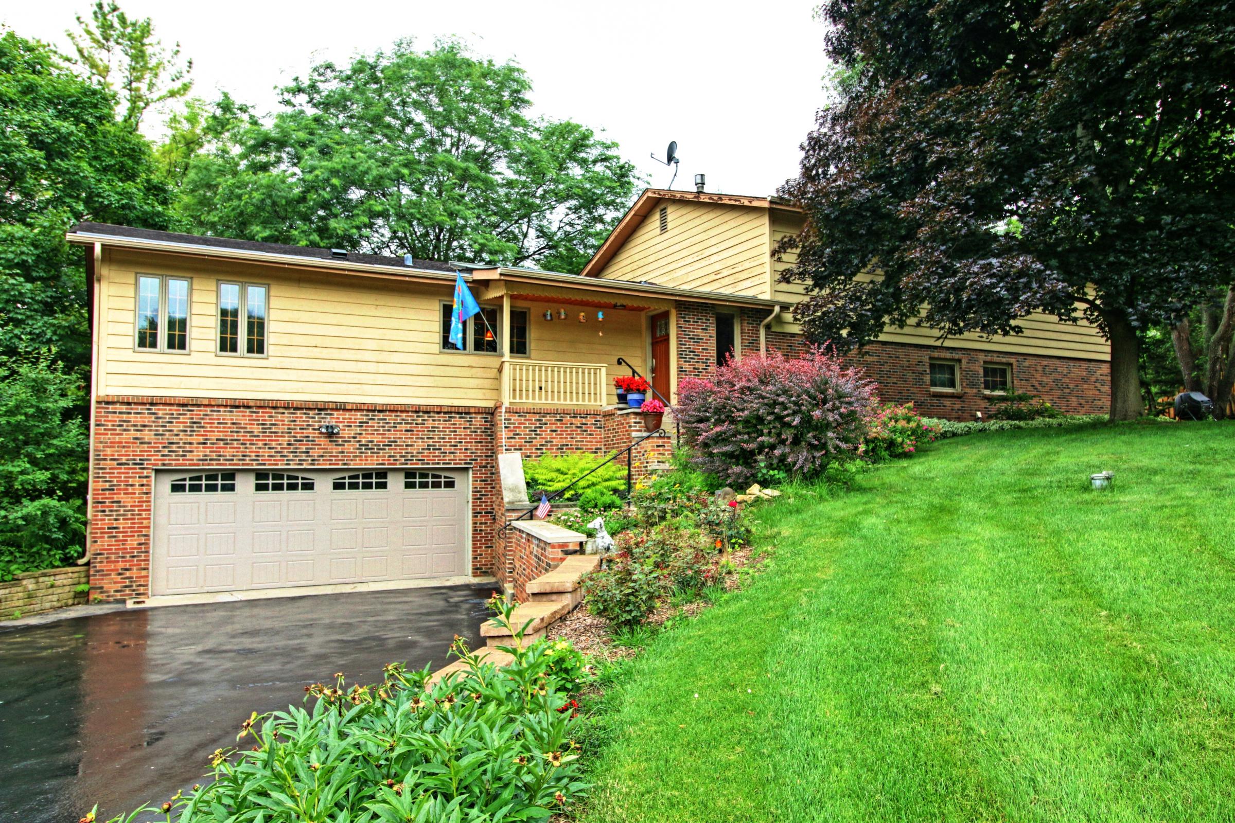 27331 W. Lakeview Dr S Lake Barrington, IL 60084