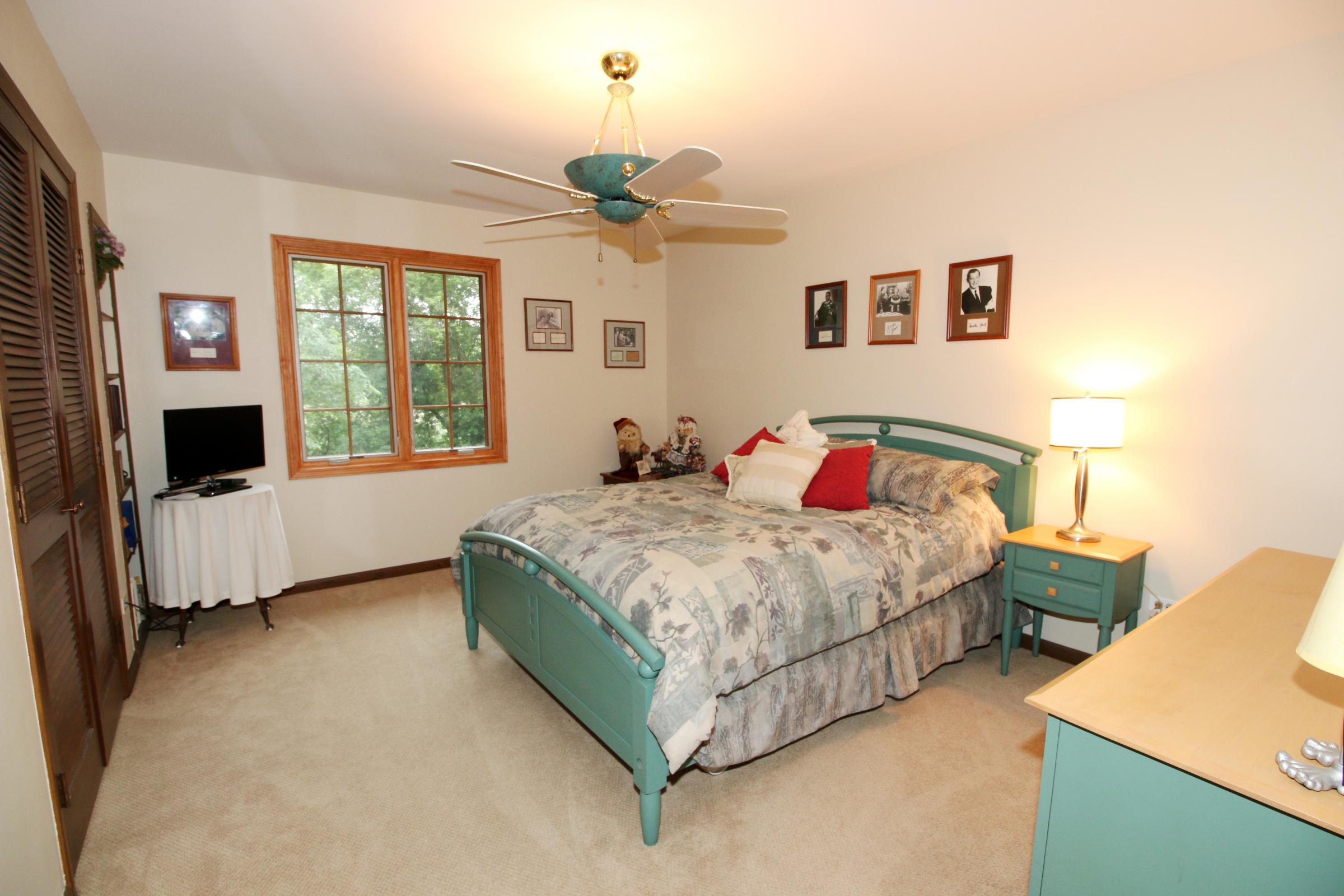 27331 W. Lakeview Dr S Lake Barrington, IL 60084