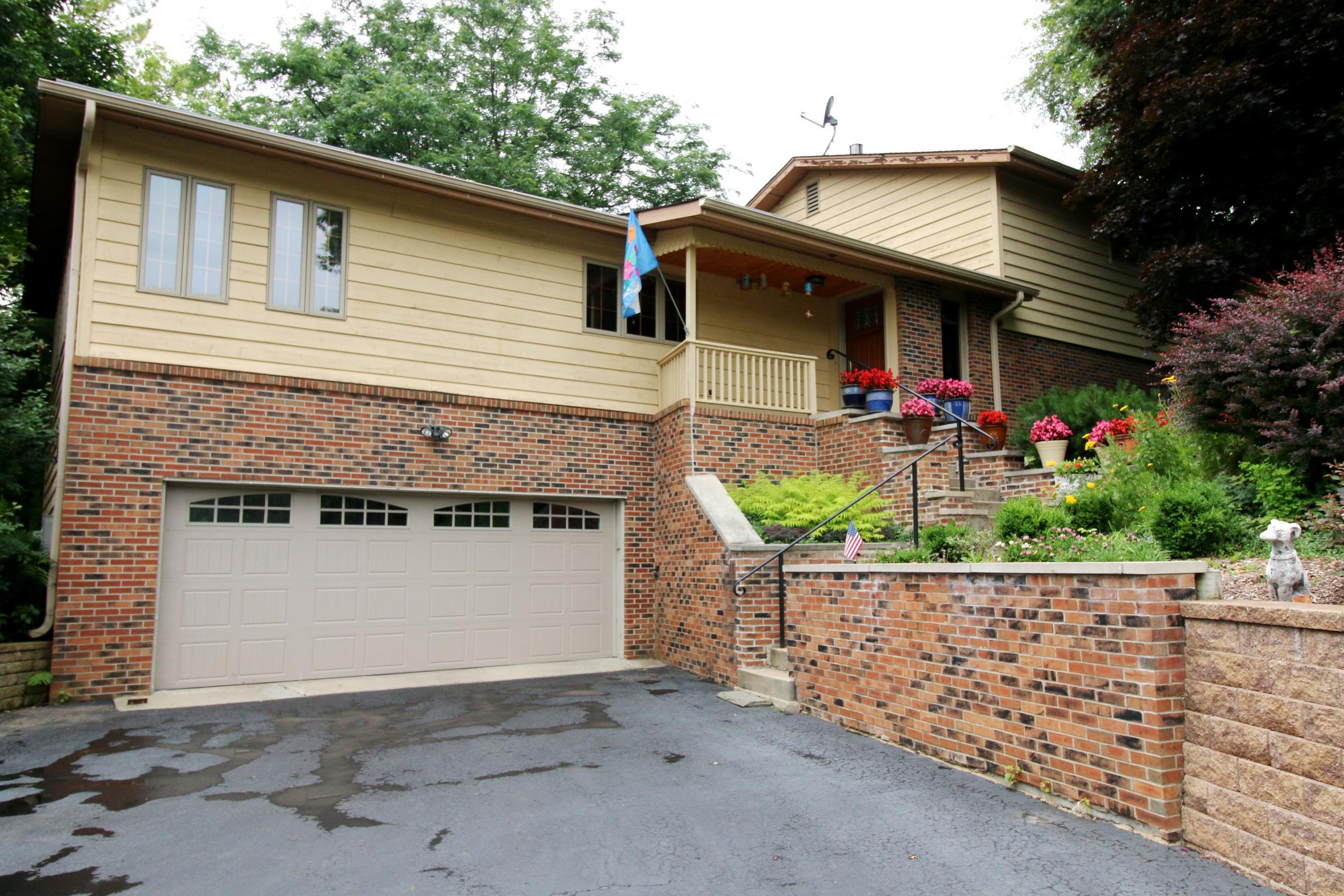 27331 W. Lakeview Dr S Lake Barrington, IL 60084