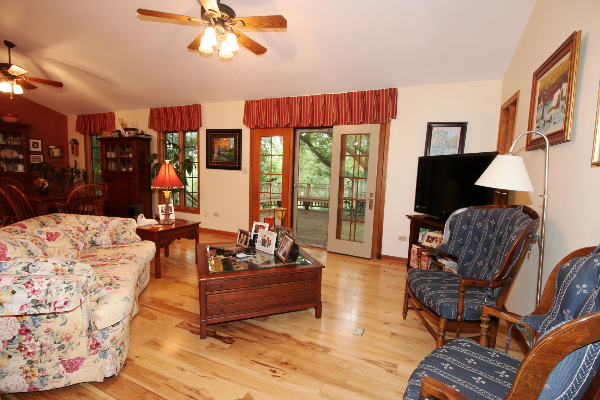 27331 W. Lakeview Dr S Lake Barrington, IL 60084