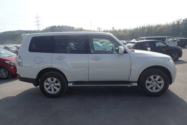 2009 Mitsubishi Pajero JDM car for sale — photo 7 of 10