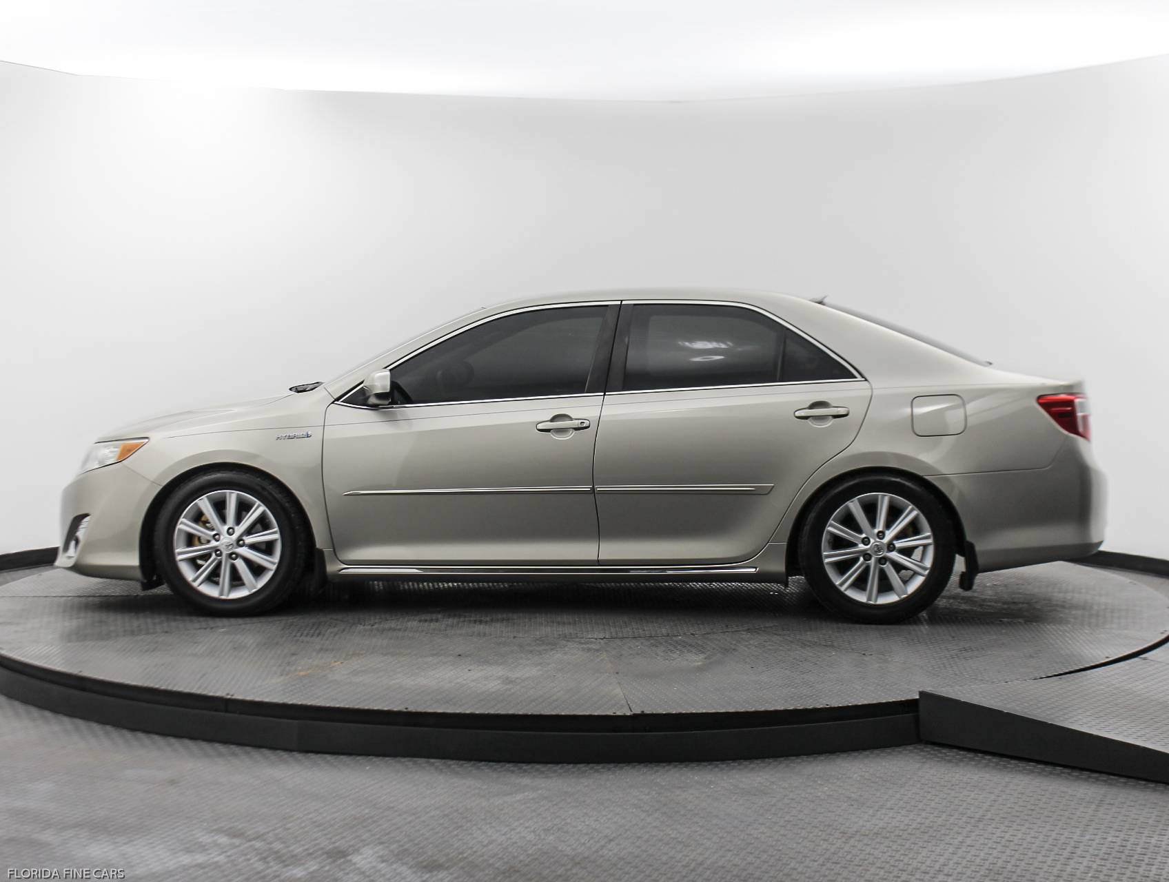 Used 2013 TOYOTA CAMRY HYBRID LE for sale in MIAMI 120921